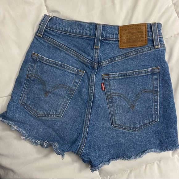 Levis Ribcage Shorts - Picture 3 of 8